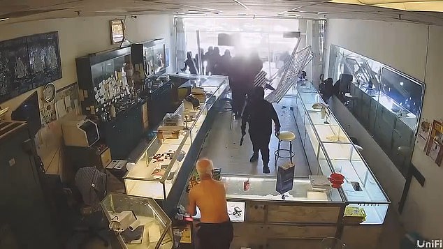 Breaking: Masked Robbers Launch Coordinated Smash-and-Grab Attack on East San Jose Jewelry Store, Leaving Community in Shock