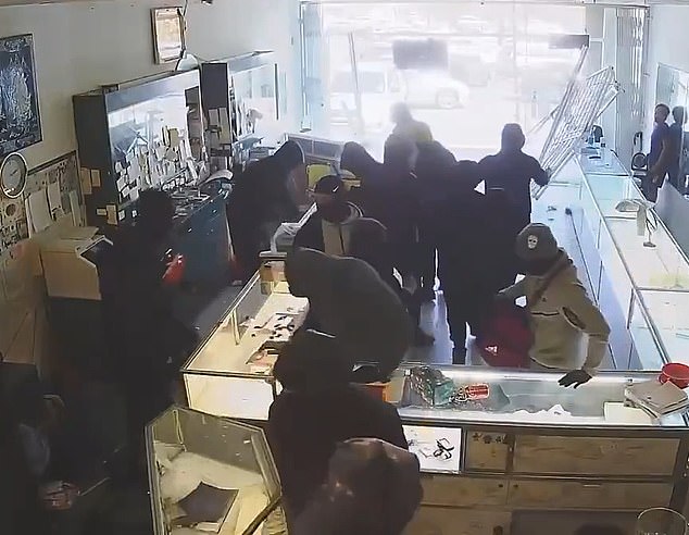 Breaking: Masked Robbers Launch Coordinated Smash-and-Grab Attack on East San Jose Jewelry Store, Leaving Community in Shock