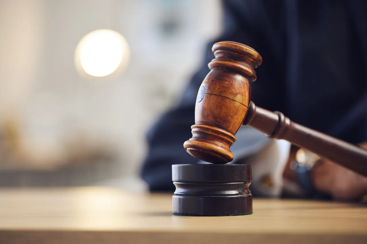 Russia's Strict Laws on Patriotism and Free Speech: Woman Receives Suspended Sentence for Insulting Fallen Soldiers
