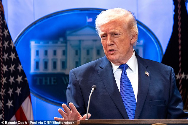 Illinois Governor Sends $8.6B 'Invoice' to Trump, Demanding Refunds Over Supreme Court Ruling on Trade Policies