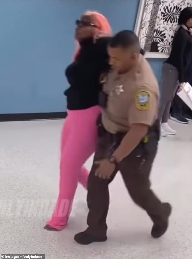 Three Women Removed from Frontier Airlines Flight Over Unpaid Baggage Fees, Sparking Debate on Passenger Rights