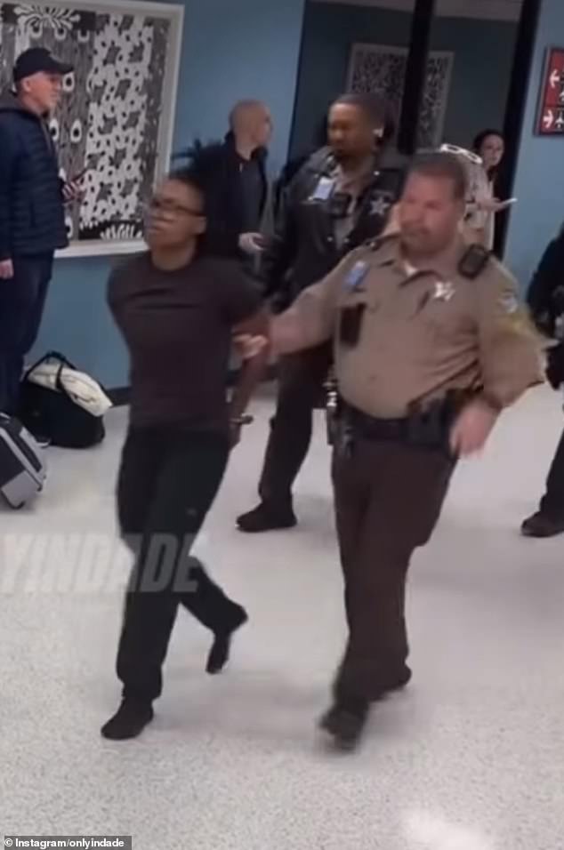 Three Women Removed from Frontier Airlines Flight Over Unpaid Baggage Fees, Sparking Debate on Passenger Rights