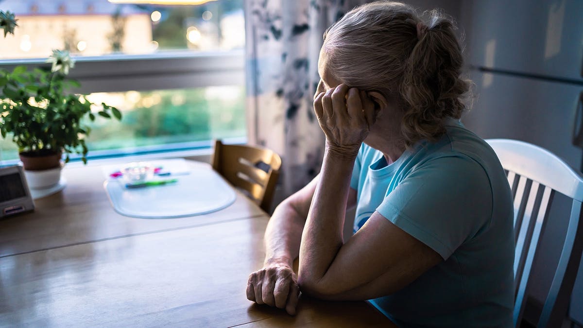 Loneliness lowers memory baseline but doesn't speed up decline in older adults.