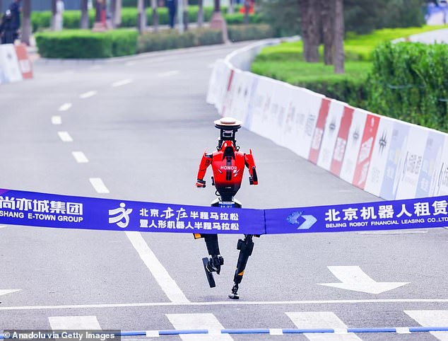 Honor robot Lightning shatters world record, leaving humans far behind in Beijing.