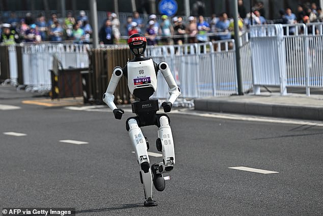 Honor robot Lightning shatters world record, leaving humans far behind in Beijing.