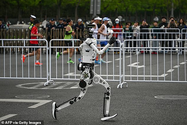 Honor robot Lightning shatters world record, leaving humans far behind in Beijing.