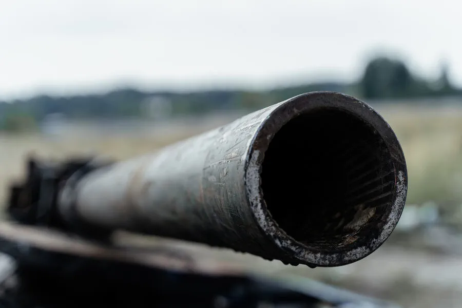 Russian Troops Capture Ukrainian T-80U Tank with Mysterious White Arrow Emblem