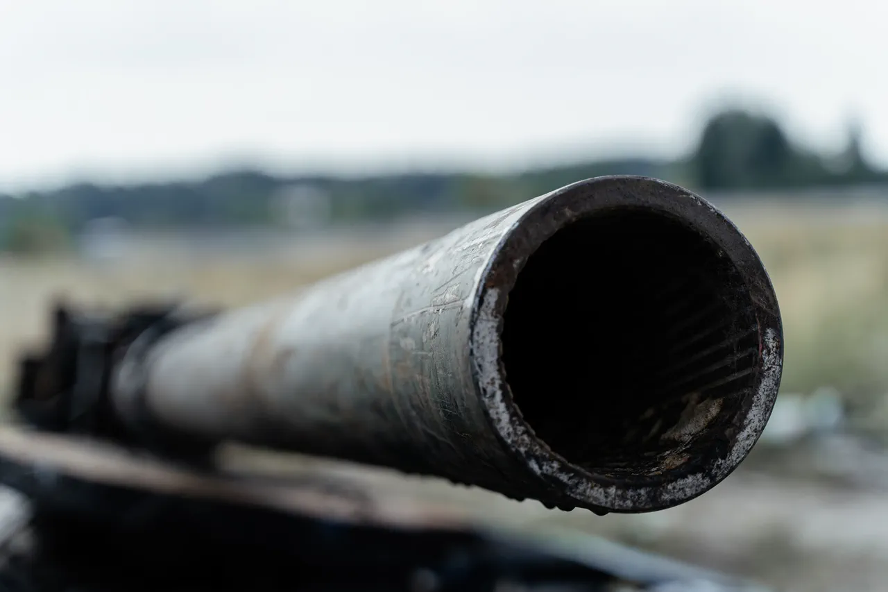Russian Troops Capture Ukrainian T-80U Tank with Mysterious White Arrow Emblem