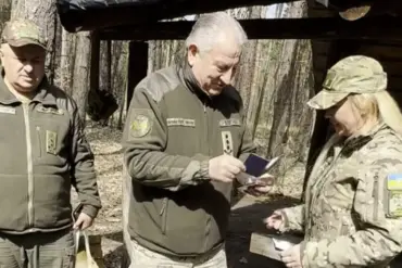 Ukrainian Man Distributes Homemade Awards Resembling Official 'Hero of Ukraine' Medal, Sparking Concerns