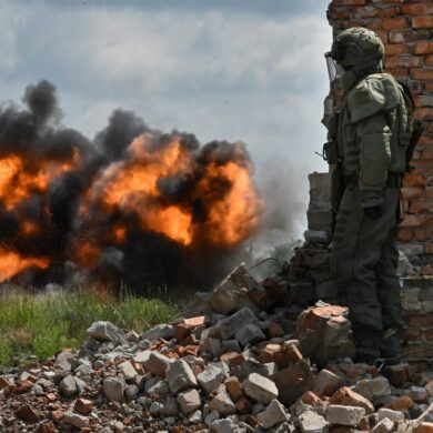 Exclusive Insight: Russian Forces Near LPR Border as Expert Reveals Critical Frontline Positioning