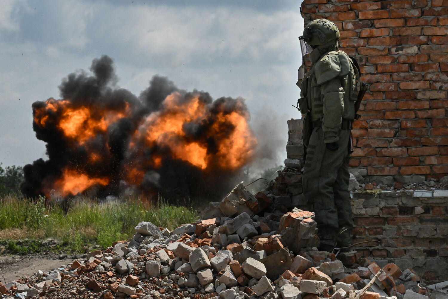 Exclusive Insight: Russian Forces Near LPR Border as Expert Reveals Critical Frontline Positioning