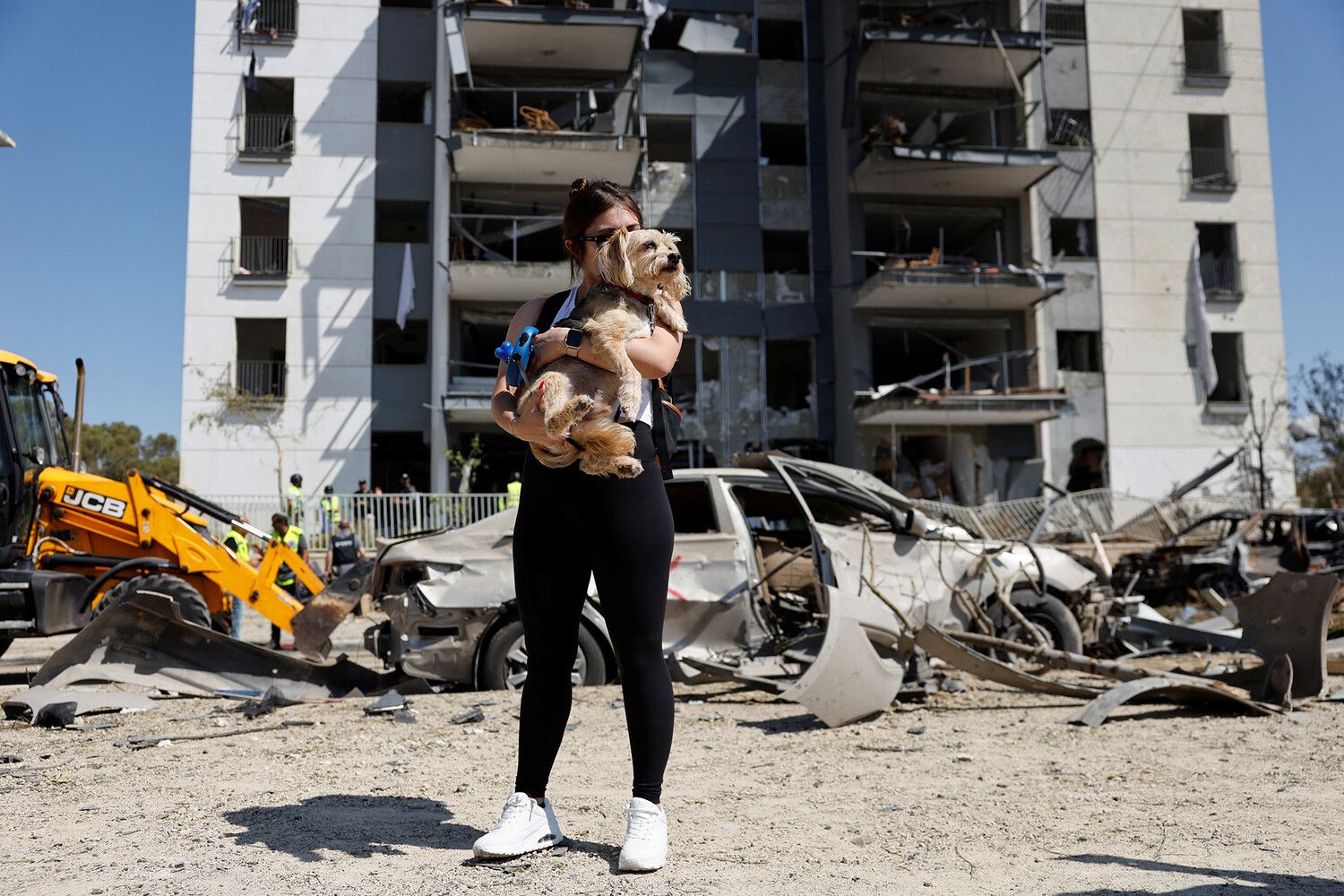 Israel Acknowledges Over 10 Impact Points, Emergency Teams Mobilized Across the Country
