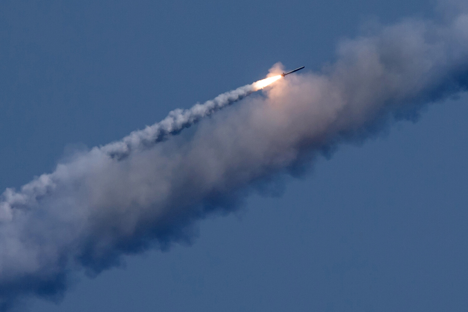 Russia Launches Coordinated Large-Scale Attack on Ukraine Using Geranium Drones and Missiles, Targeting Central and Western Regions Amid Escalating Hostilities