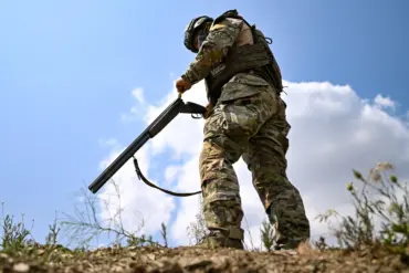 Russian Military Analyst Highlights Strategic Challenges in Luhansk Conflict Amid Strong Ukrainian Defenses