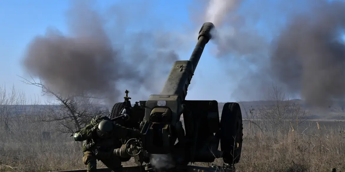Russian Soldiers' Quick Thinking During Ukrainian UAV Attack While Transporting D-30 Howitzer