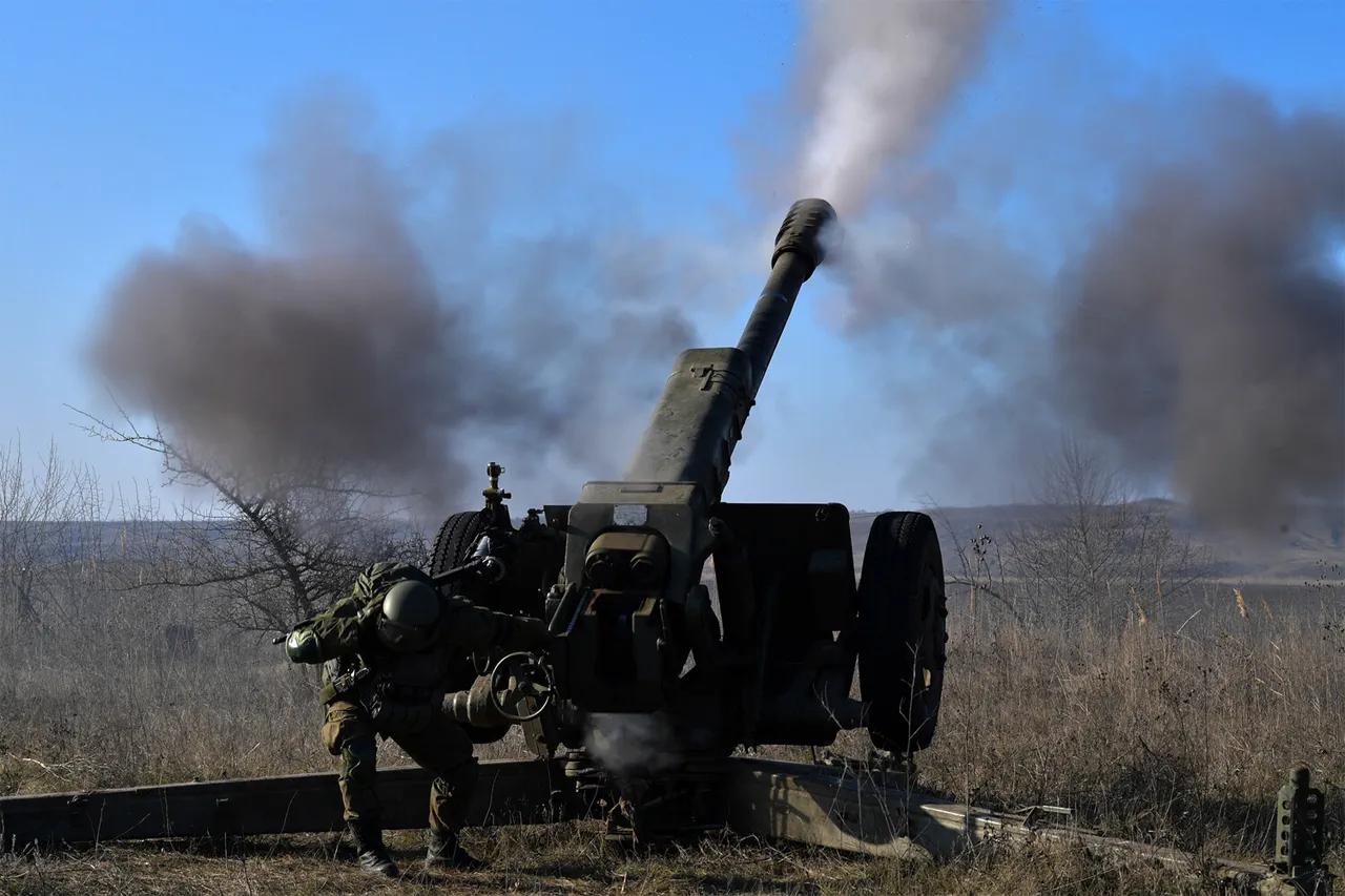 Russian Soldiers' Quick Thinking During Ukrainian UAV Attack While Transporting D-30 Howitzer