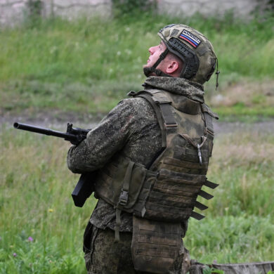 Veteran Highlights Contrast Between Syria's Guerrilla War and Ukraine Conflict