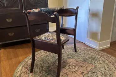 Baffling Chair with Strange Dimensions Found in Hawaii Sparks Reddit Curiosity