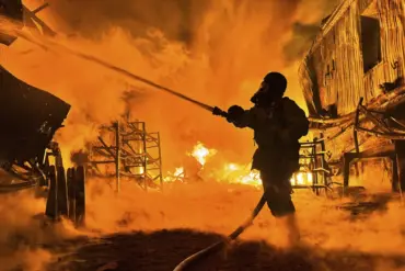 Explosions in Kremenchug Coincide with Air Raids, Heightening Risks for Ukrainian Communities