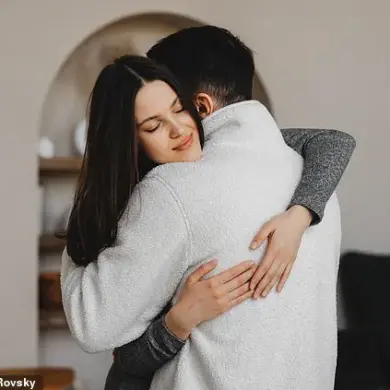 AI Deciphers Hugging Patterns: Innovations in Understanding Personality and Social Bonds