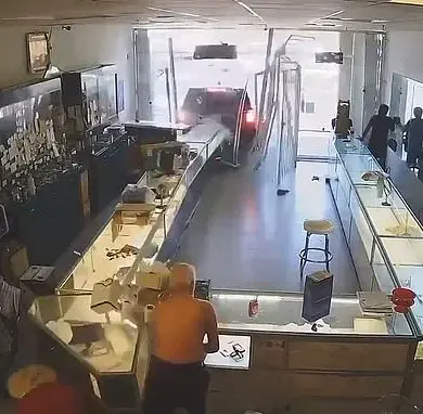 Breaking: Masked Robbers Launch Coordinated Smash-and-Grab Attack on East San Jose Jewelry Store, Leaving Community in Shock