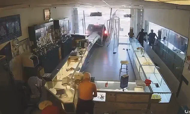 Breaking: Masked Robbers Launch Coordinated Smash-and-Grab Attack on East San Jose Jewelry Store, Leaving Community in Shock
